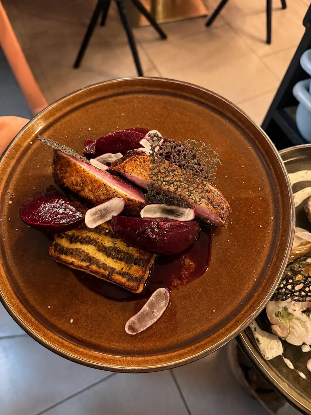 Filet de canette rosé, betteraves rôties, radis marinés et jus court